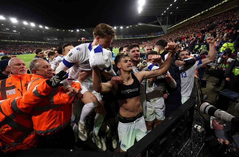 Jogadores da B&oacute;snia celebram triunfo nos p&ecirc;naltis sobre o Pa&iacute;s de Gales, em Cardiff&nbsp; &ndash;