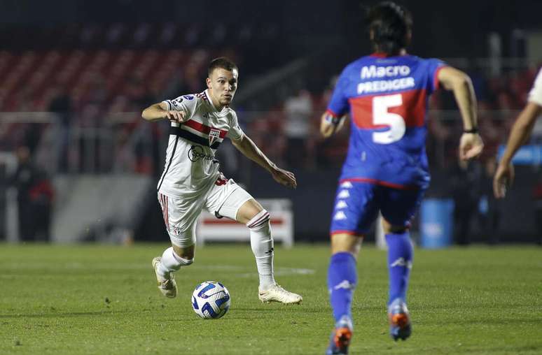 Felipe Negrucci busca espa&ccedil;o no meio-campo tricolor &ndash;