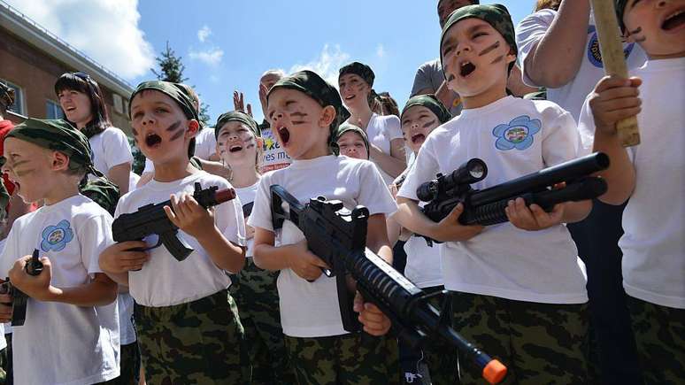 Mesmo antes da invas&atilde;o da Ucr&acirc;nia, crian&ccedil;as russas j&aacute; recebiam armas de brinquedo para participar de um jogo militar patri&oacute;tico no jardim da inf&acirc;ncia