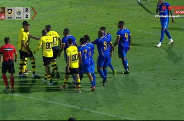 Sampaio Corr&ecirc;a-RJ (de azul) leva dois gols, mas busca o empate como S&atilde;o Bernardo pela Sul-Minas. Reprodu&ccedil;&atilde;o/Xsports