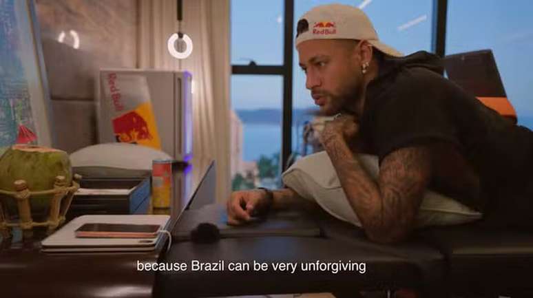 Neymar assistiu ao jogo entre Brasil e Fran&ccedil;a ao lado de amigos &ndash;