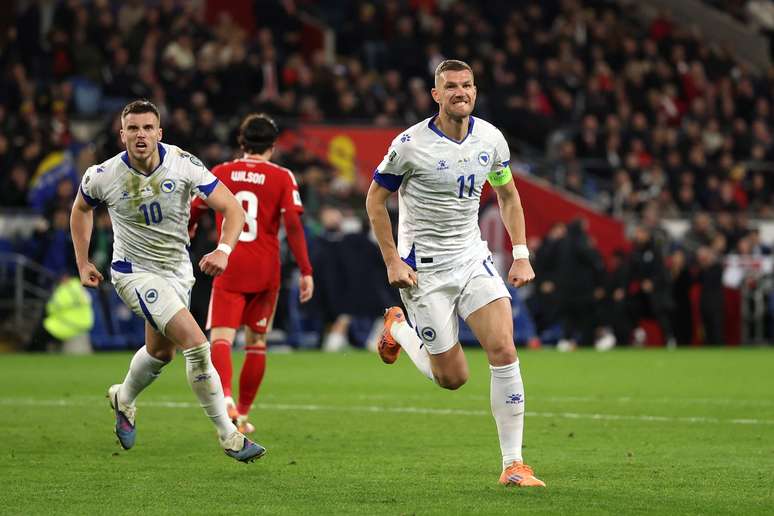 Dzeko comemorando um gol da B&oacute;snia sobre o Pa&iacute;s de Gales 