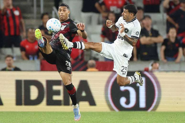 Santi Rodr&iacute;guez, do Botafogo, disputa a bola com Julimar, do Athletico &ndash;