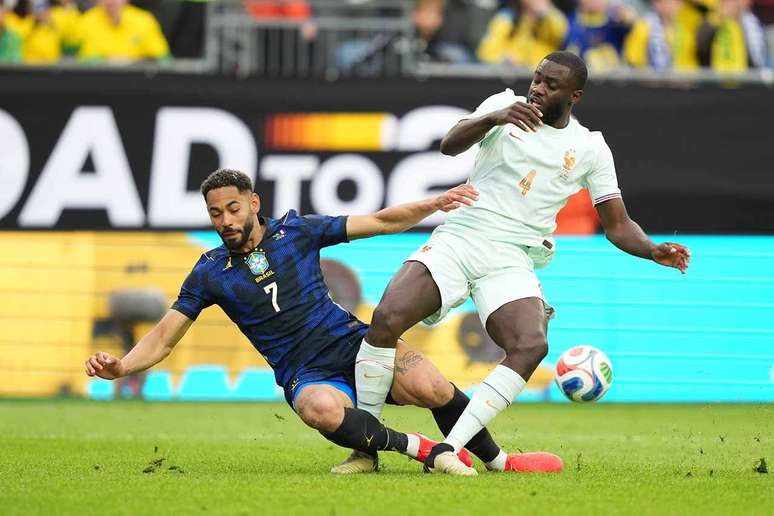 Matheus Cunha luta pela bola contra Upamecano durante jogo contra Fran&ccedil;a &ndash;