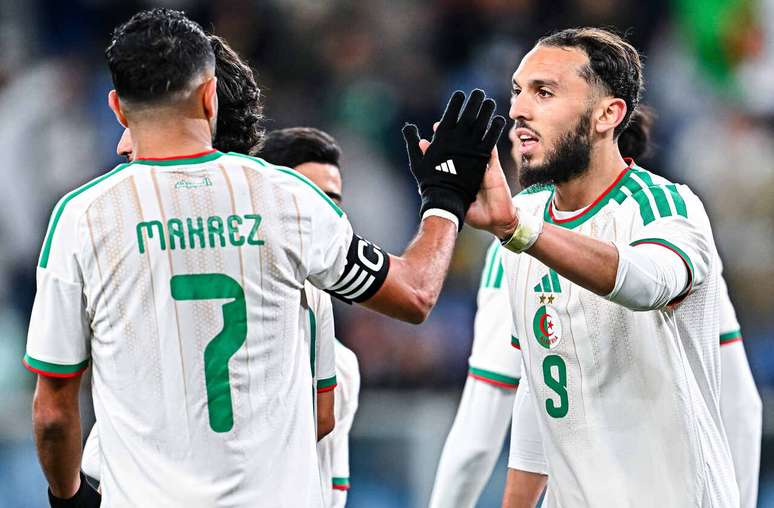 Mahrez celebra gol com Gouiri em goleada sobre a Guatemala &ndash;