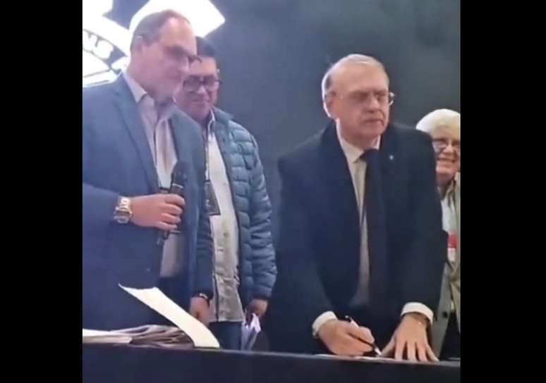 Momento que Stabile assume a presid&ecirc;ncia do Corinthians &ndash;