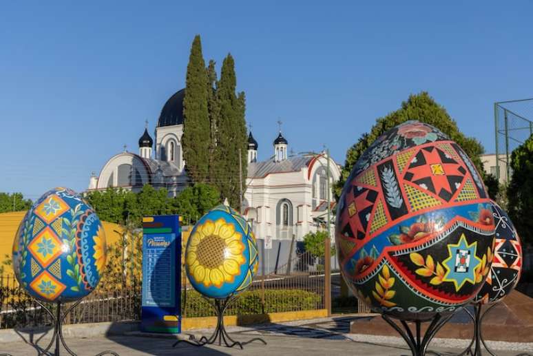 ప్రుడెంటోపోలిస్ మునిసిపాలిటీలో ఉక్రేనియన్ సంప్రదాయం ప్రకారం అలంకరించబడిన గుడ్ల శిల్పాలు, నేపథ్యంలో సావో జోసఫాట్ చర్చి