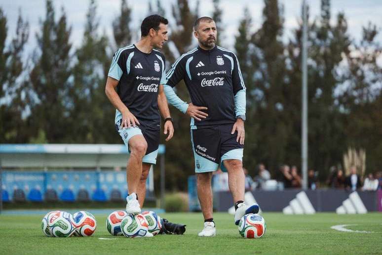 Scaloni durante treinamento da sele&ccedil;&atilde;o argentina na Data Fifa &ndash;