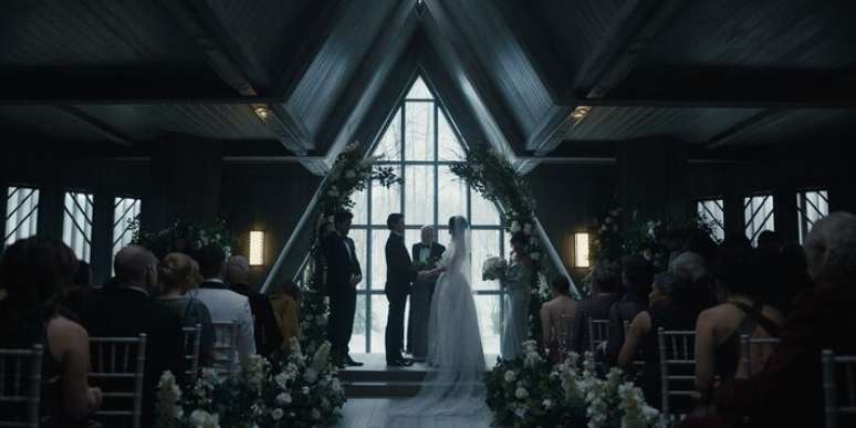 'సంథింగ్ హారిబుల్ ఈజ్ గోయింగ్ టు హ్యాపెన్'లో, ఆడమ్ డిమార్కో మరియు కెమిలా మోరోన్ భీభత్సం యొక్క మురిలో నిశ్చితార్థం చేసుకున్న జంటగా నటించారు