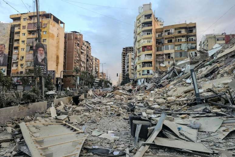 Os escombros de um pr&eacute;dio destru&iacute;do no local de um ataque a&eacute;reo israelense noturno nos sub&uacute;rbios do sul de Beirute.