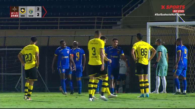 Sampaio Corr&ecirc;a-RJ (de azul) leva dois gols, mas busca o empate como S&atilde;o Bernardo pela Sul-Minas. Reprodu&ccedil;&atilde;o/Xsports