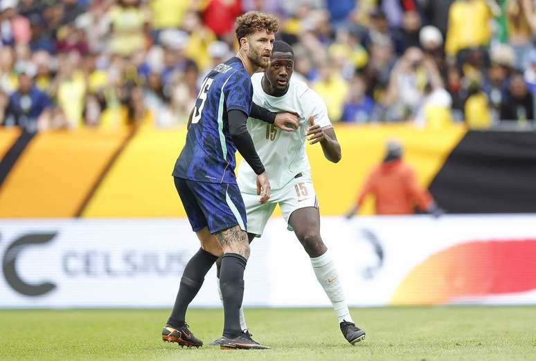 L&eacute;o Pereira na cola de Konat&eacute; no jogo contra a Fran&ccedil;a &ndash;