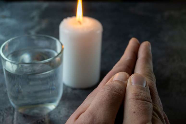 A simpatia da vela ajuda abrir caminhos, atrair sorte e trazer respostas de forma mais r&aacute;pida 