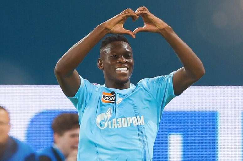 லூயிஸ் ஹென்ரிக், ரஷ்யாவைச் சேர்ந்த ஜெனிட்டிற்காக செயல்பட்டார் –