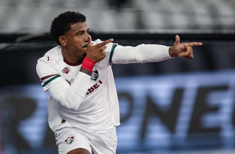 John Kennedy tamb&eacute;m soma cinco gols na temporada &ndash;