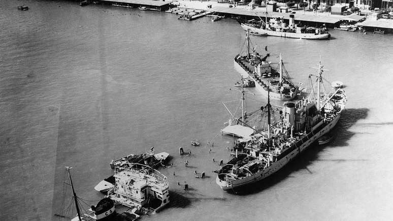 O ent&atilde;o presidente do Egito, Gamal Abdel Nasser, compreendeu a efic&aacute;cia do bloqueio do canal de Suez para p&ocirc;r fim ao ataque das for&ccedil;as anglo-francesas