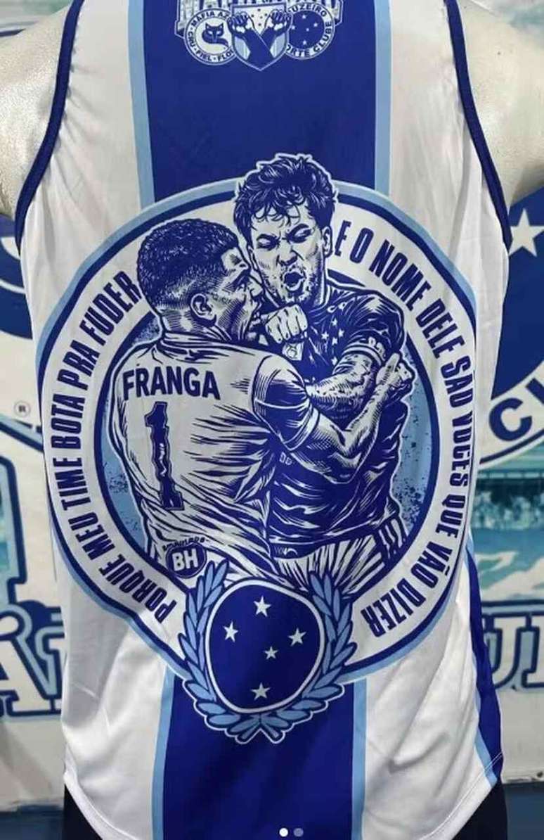 Camisa comercializada da organizada do Cruzeiro, na qual Gabriel leva um soco de Kaio Jorge &ndash;