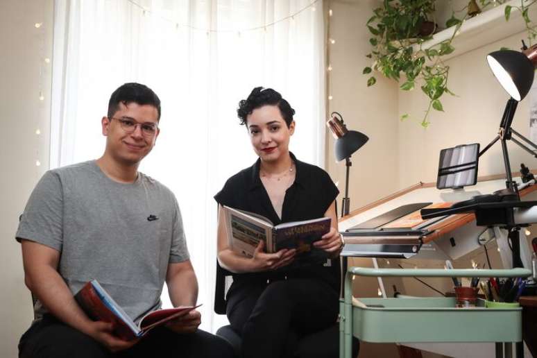 Foto do casal de quadrinistas Bilquis Evely e Matheus Lopes, respons&aacute;veis pelo quadrinho 'Supergirl: Mulher do Amanh&atilde;'