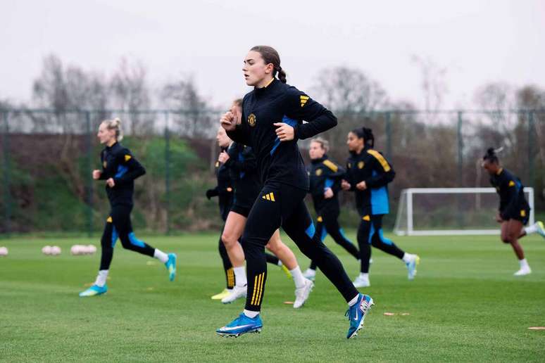 Jogadoras do Manchester United durante atividade de prepara&ccedil;&atilde;o da equipe &ndash;