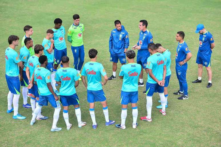 Jogadores da Sub-20 escutam a prele&ccedil;&atilde;o do t&eacute;cnico Paulo Victor antes de duelo contra o Paraguai &ndash;