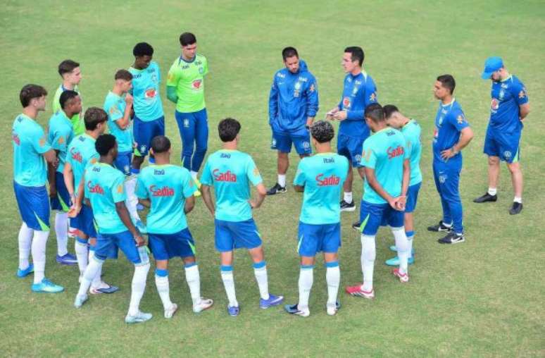 பராகுவேக்கு எதிரான இந்த செவ்வாய்க்கிழமை ஆட்டத்தில் பிரேசில் U20 பயிற்சியில் ஈடுபட்டுள்ளது