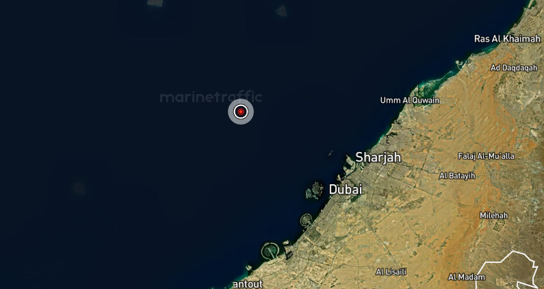 O navio Al-Salmi est&aacute; transmitindo sua posi&ccedil;&atilde;o, indicada no mapa pelo ponto vermelho, no Golfo P&eacute;rsico, ao largo da costa dos Emirados &Aacute;rabes Unidos