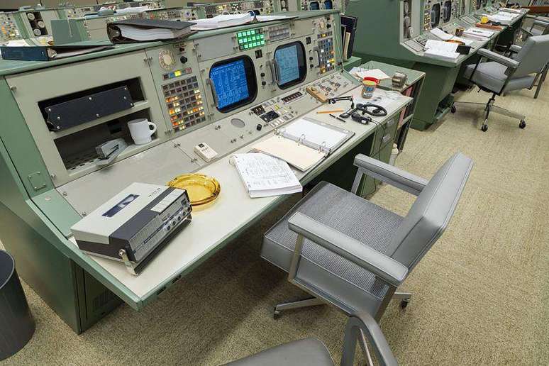 Consoles da sala de controle de opera&ccedil;&otilde;es das miss&otilde;es do programa Apollo, em Houston, Texas (EUA)