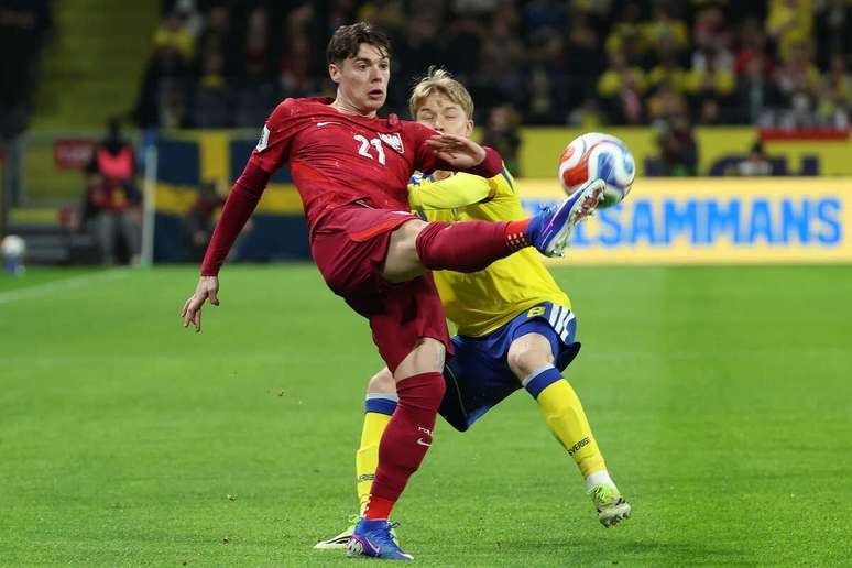 Jogadores de Su&eacute;cia e Pol&ocirc;nia em disputa na Strawberry Arena &ndash;