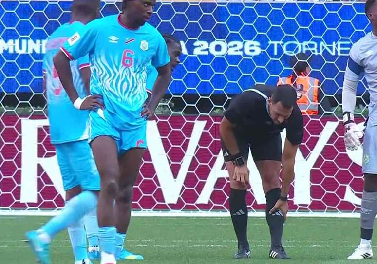 &Aacute;rbitro de Congo x Jamaica sentiu a panturrilha e precisou deixar o campo &ndash;