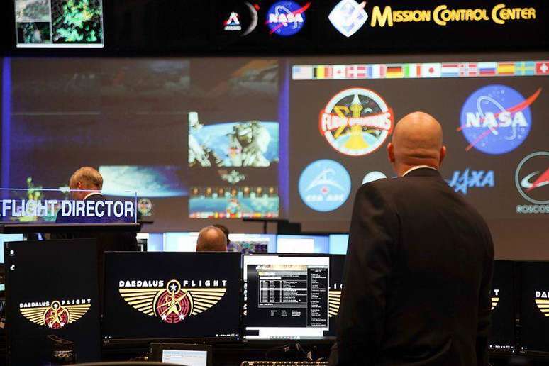 A equipe de controle da miss&atilde;o em Houston ter&aacute; a miss&atilde;o de manter a Artemis 2 na sua rota e trazer a tripula&ccedil;&atilde;o de volta &agrave; Terra com seguran&ccedil;a, 10 dias depois