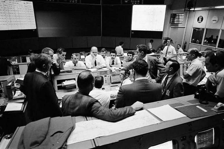 A sala de controle ficou agitada em abril de 1970, com as pessoas lutando desesperadamente para salvar a espa&ccedil;onave comprometida Apollo 13