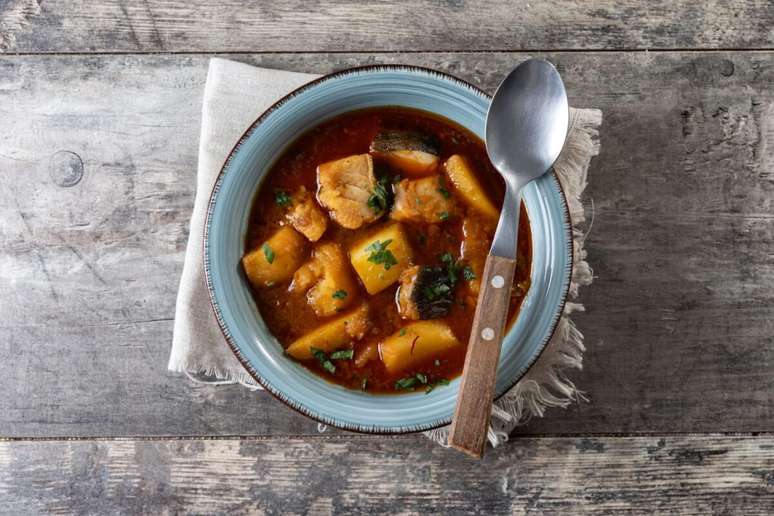 Peixe ensopado com batata 
