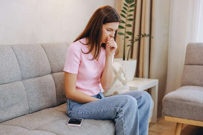 Alguns tipos de meningite bacteriana podem ser transmitidos por got&iacute;culas respirat&oacute;rias, como tosse e espirro 