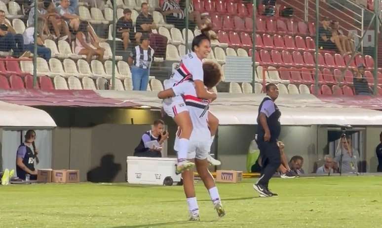 Crivelari &eacute; levantada por Aline Milene ap&oacute;s fazer o segundo gol s&atilde;o-paulino sobre o Atl&eacute;tico.&nbsp;