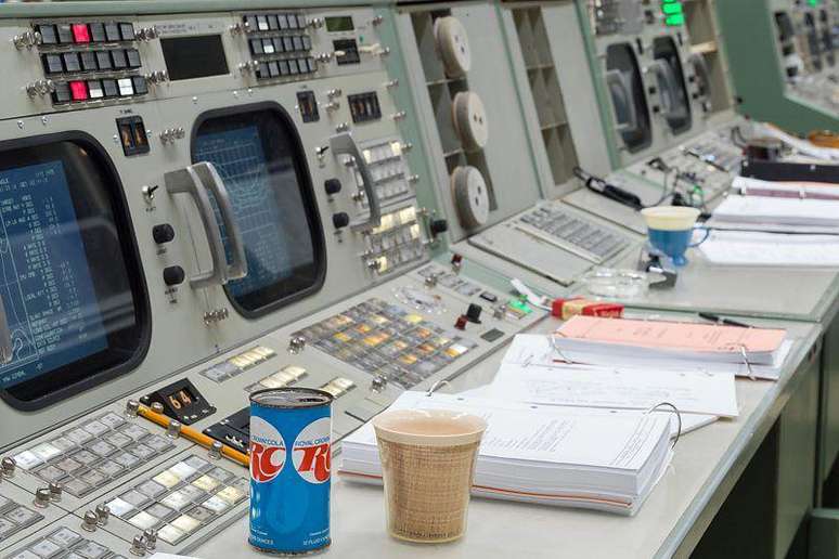 Consoles da sala de controle de opera&ccedil;&otilde;es das miss&otilde;es do programa Apollo, em Houston, Texas (EUA)