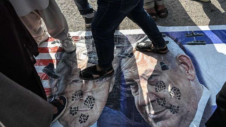 Nos dias seguintes &agrave; morte do l&iacute;der supremo do Ir&atilde; em um ataque a&eacute;reo dos EUA e de Israel, manifestantes pr&oacute;-Ir&atilde; foram &agrave;s ruas no Paquist&atilde;o