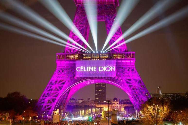Torre Eiffel iluminada em homenagem a C&eacute;line Dion, em Paris