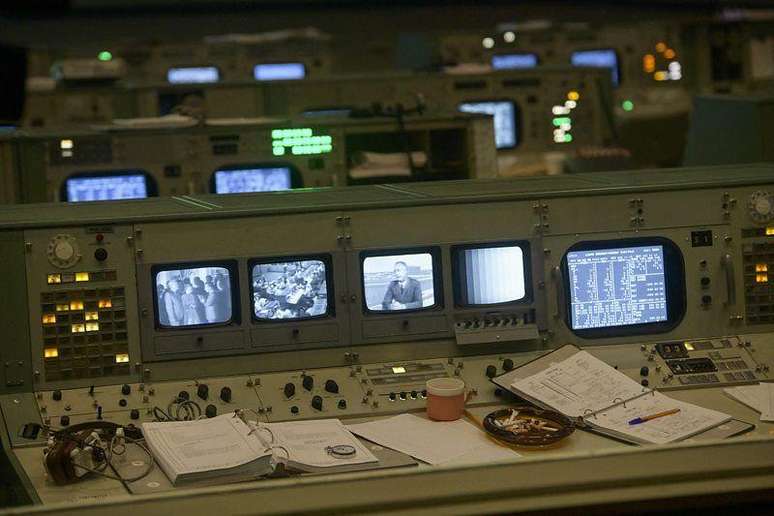 A sala de controle de voo da miss&atilde;o Apollo, no Centro Espacial Johnson, parece exatamente igual aos dias da corrida espacial com a Uni&atilde;o Sovi&eacute;tica, at&eacute; mesmo pelos cinzeiros usados