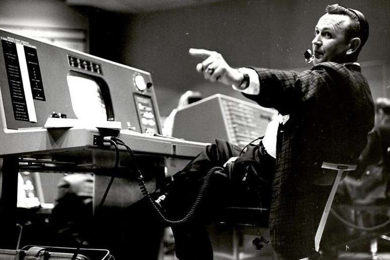 O engenheiro Chris Kraft na sala de controle de miss&otilde;es da Nasa