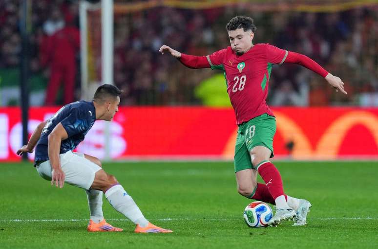 Jogadores de Marrocos e Paraguai em disputa de bola no est&aacute;dio Bollaert-Delelis &ndash;