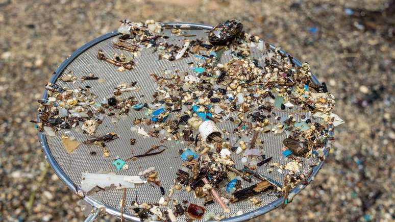 Micropl&aacute;sticos s&atilde;o pequenas part&iacute;culas, geralmente menores que 5 mil&iacute;metros, provenientes da degrada&ccedil;&atilde;o de itens maiores ou produzidas j&aacute; em tamanho reduzido, como microesferas e fibras sint&eacute;ticas &ndash; depositphotos.com / wonderisland