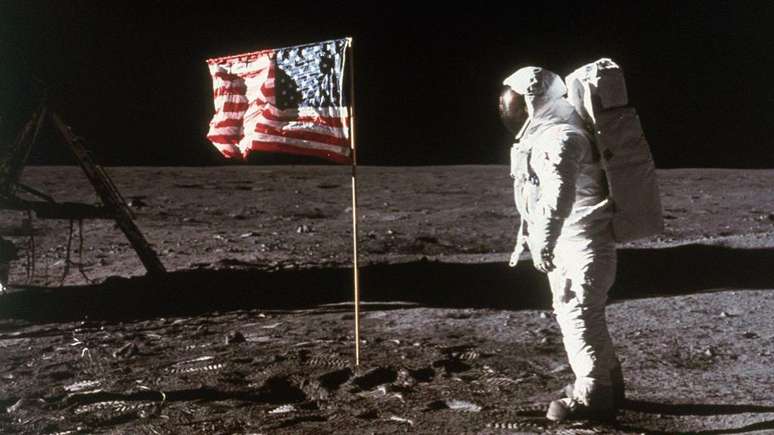 O astronauta Buzz Aldrin sa&uacute;da a bandeira americana na superf&iacute;cie da Lua, em 1969