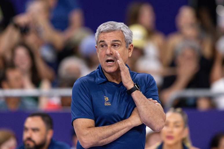 O treinador Jos&eacute; Roberto Guimar&atilde;es recebeu o Terra em seu CT em Barueri, na Grande SP, e falou sobre carreira, investimentos no v&ocirc;lei e 'aposentadoria ideal'