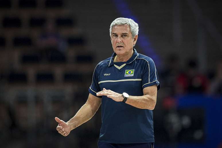 O treinador Jos&eacute; Roberto Guimar&atilde;es recebeu o Terra em seu CT em Barueri, na Grande SP, e falou sobre carreira, investimentos no v&ocirc;lei e 'aposentadoria ideal'