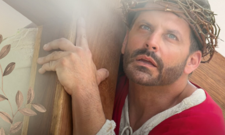 Henri Castelli interpreta Jesus Cristo na pe&ccedil;a