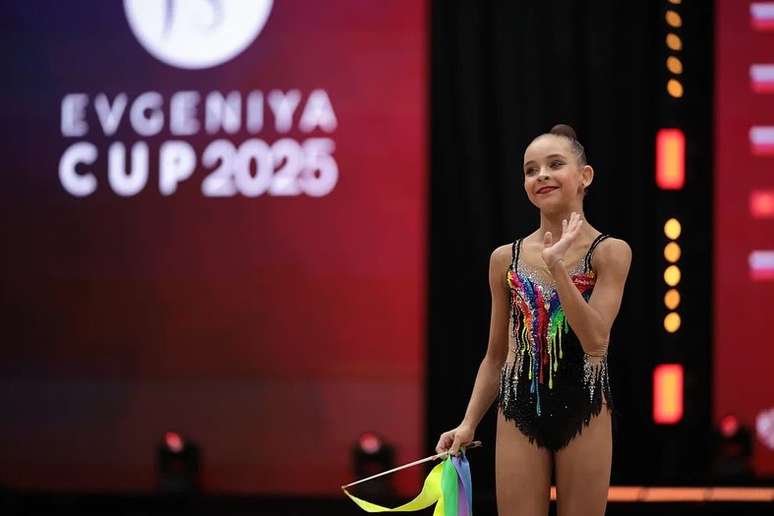 Ginasta russa Sofia Ilteriakova  &eacute; promessa no esporte e viralizou ap&oacute;s dar as costas para hino ucraniano na Copa do Mundo na Bulg&aacute;ria