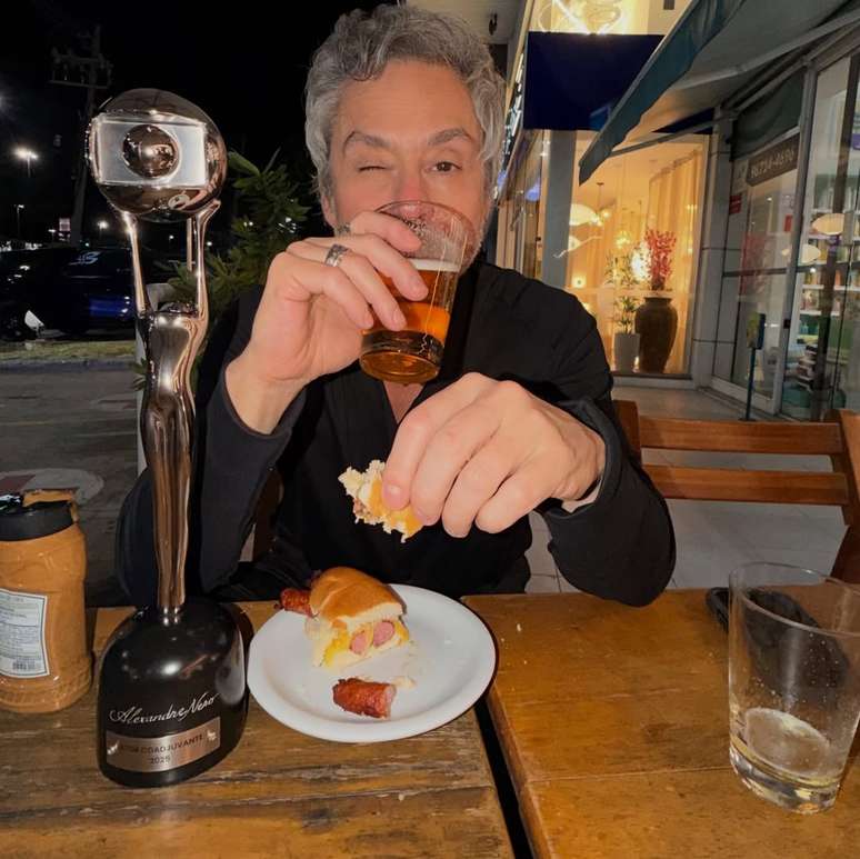 Alexandre Nero comendo lanche de rua ap&oacute;s premia&ccedil;&atilde;o