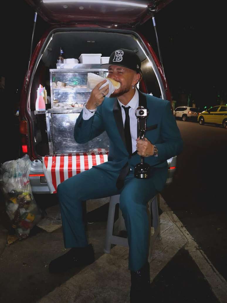  Fred Bruno comendo 'podr&atilde;o' ap&oacute;s sair vitorioso de premia&ccedil;&atilde;o