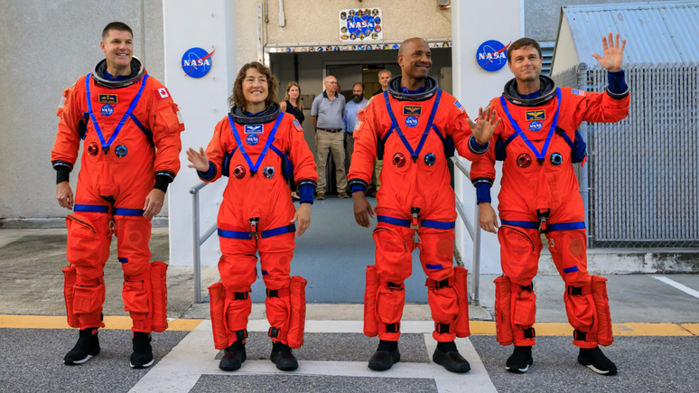Os membros da tripula&ccedil;&atilde;o da Artemis II, o astronauta da CSA (Ag&ecirc;ncia Espacial Canadense) Jeremy Hansen e os astronautas da NASA Christina Koch, Victor Glover e Reid Wiseman, saem dos alojamentos da tripula&ccedil;&atilde;o dentro do Edif&iacute;cio de Opera&ccedil;&otilde;es e Verifica&ccedil;&atilde;o Neil Armstrong em dire&ccedil;&atilde;o aos ve&iacute;culos de transporte da tripula&ccedil;&atilde;o da Artemis, antes de viajarem para a Plataforma de Lan&ccedil;amento 39B como parte de um teste integrado de sistemas terrestres no Centro Espacial Kennedy da NASA, na Fl&oacute;rida, em 20 de setembro de 2023, para testar o cronograma da tripula&ccedil;&atilde;o para o dia do lan&ccedil;amento.