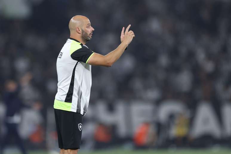 RIO DE JANEIRO, BRAZIL &ndash; SEPTEMBER 14: Manager of Botafogo Franclim Carvalho gestures during a Brasileirao 2024 match between Botafogo and Corinthians at Estadio Olimpico Nilton Santos on September 14, 2024 in Rio de Janeiro, Brazil. (Photo by Lucas Figueiredo/Getty Images)